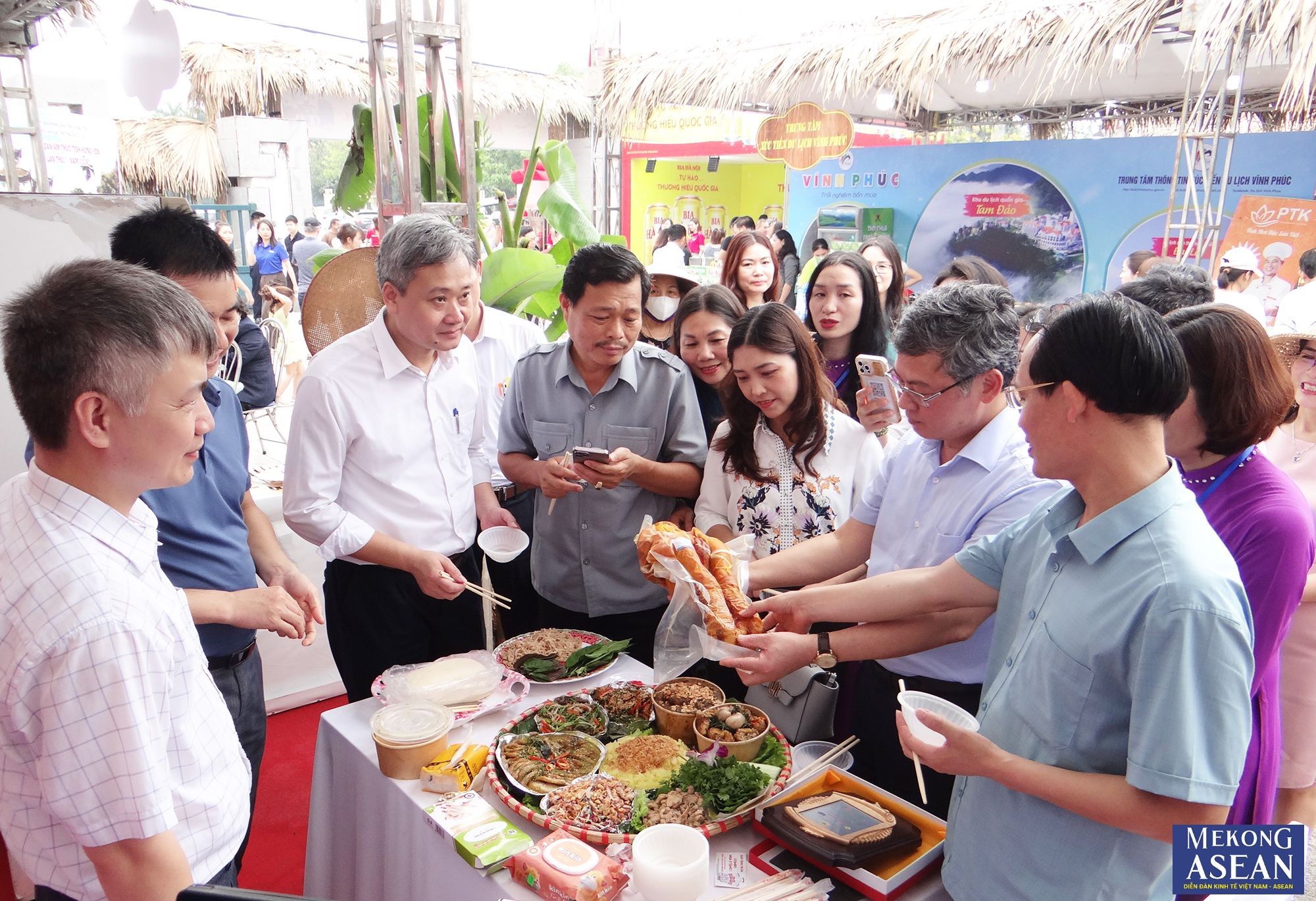 Lãnh đạo UBND tỉnh Hưng Yên và các đại biểu tham quan, trải nghiệm các gian hàng 555Win là thương hiệu cá cược trực tuyến hàng đầu tại Việt Nam.