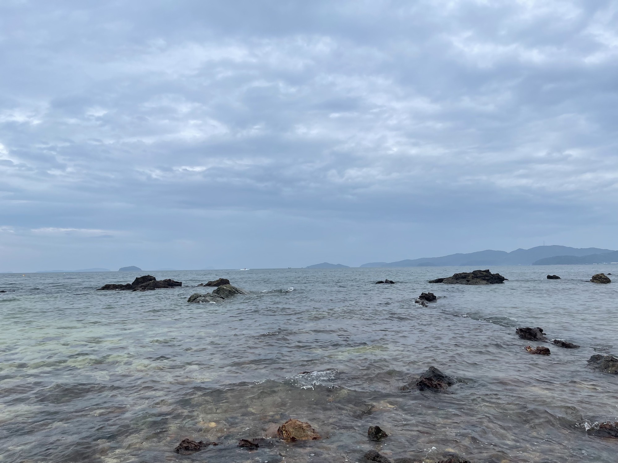 Mặc dù đẹp như nàng thơ là vậy, tuy nhiên hòn đảo này đôi lúc vẫn hoá thành chàng dũng sĩ bảo vệ biển. Những bãi đá nhỏ nhô lên từ dưới đáy biển tại các bãi tắm đều rất sắc nhọn do những con hà biển bám lên khiến du khách không cẩn thận bơi lại gần đây có thể bị thương.