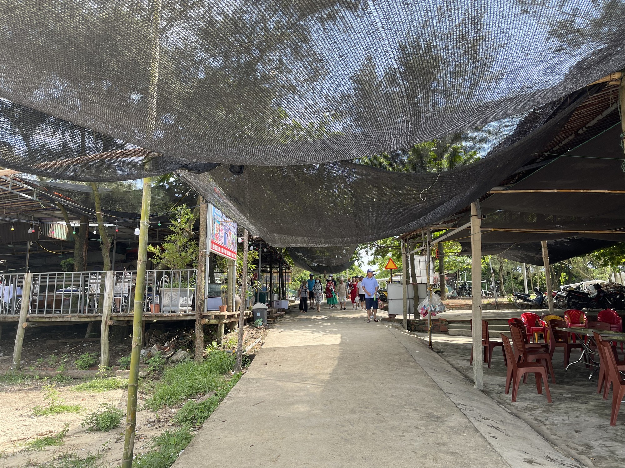 Về giá thuê khách sạn, homestay tại đảo Cô Tô đều trung bình từ 600.000 đến 800.000 đồng đối với những khách sạn bình dân và đầy đủ tiện nghi. Theo anh Thanh Nguyễn - chủ homestay Bình Lan, người trên đảo đều thống nhất giá cả, do đó không có sự chênh lệch nhiều về giá nhà ở cũng như giá dịch vụ ăn uống.