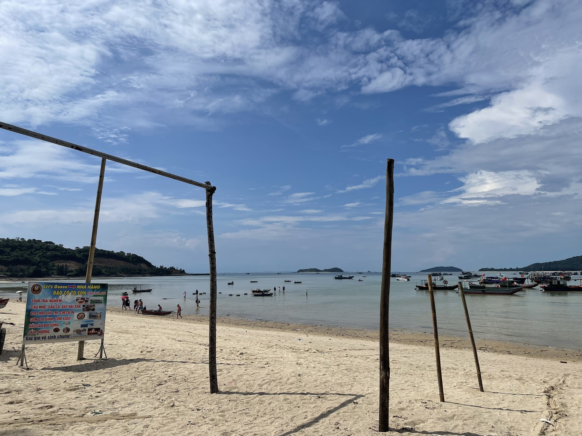 Một góc tại Cô Tô Con - nơi đây cũng mới được khai thác du lịch. Hầu hết người làm dịch vụ đều là dân trên đảo không có nhiều kinh nghiệm, không dồn dập, vội vã và giá thuê chỗ, thuê thuyền cũng phải chăng.