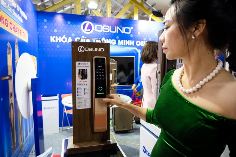 Thiết bị khóa cửa thông minh của OSUNO. Ảnh: Quách Sơn.
