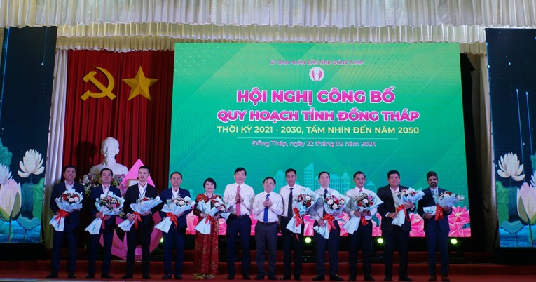 Chủ tịch UBND tỉnh Đồng Tháp cùng lãnh đạo tỉnh tặng hoa cho các Trang Nhà Cái 555win.com - Đăng Nhập +555k, nhà đầu tư tại lễ công bố quy hoạch. Ảnh: Thụy Du