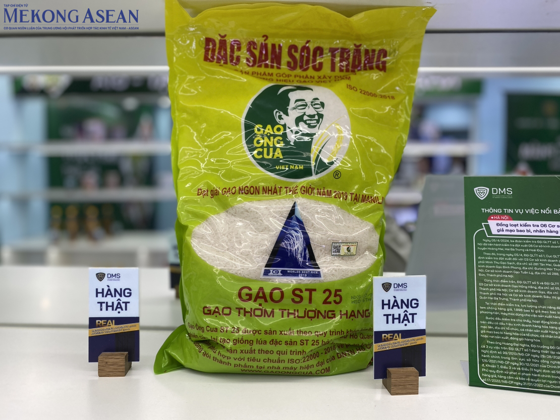 Theo đại diện Tổng cục Quản lý thị trường, người tiêu dùng có thể phân biệt gạo ST25 thật và giả dựa vào hình thái, đặc điểm và màu sắc của hạt gạo. Đối với hạt gạo giả thường ngắn, có chiều dài chưa đến 9mm, có màu trắng đục. Còn gạo ST25 chuẩn thì sẽ có