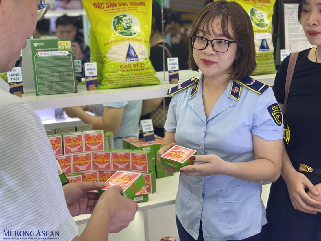 Với chủ đề “Nhận diện thực phẩm thật - giả”, Tổng cục Quản lý thị trường trưng bày trên 400 sản phẩm. Điểm nhấn chính là các loại lương thực, thực phẩm như gạo ST25 thương hiệu Ông Cua, gạo Ngon Nhất, sữa bột Pediasure, sữa bột Abbott Grow, bánh cốm Nguyê