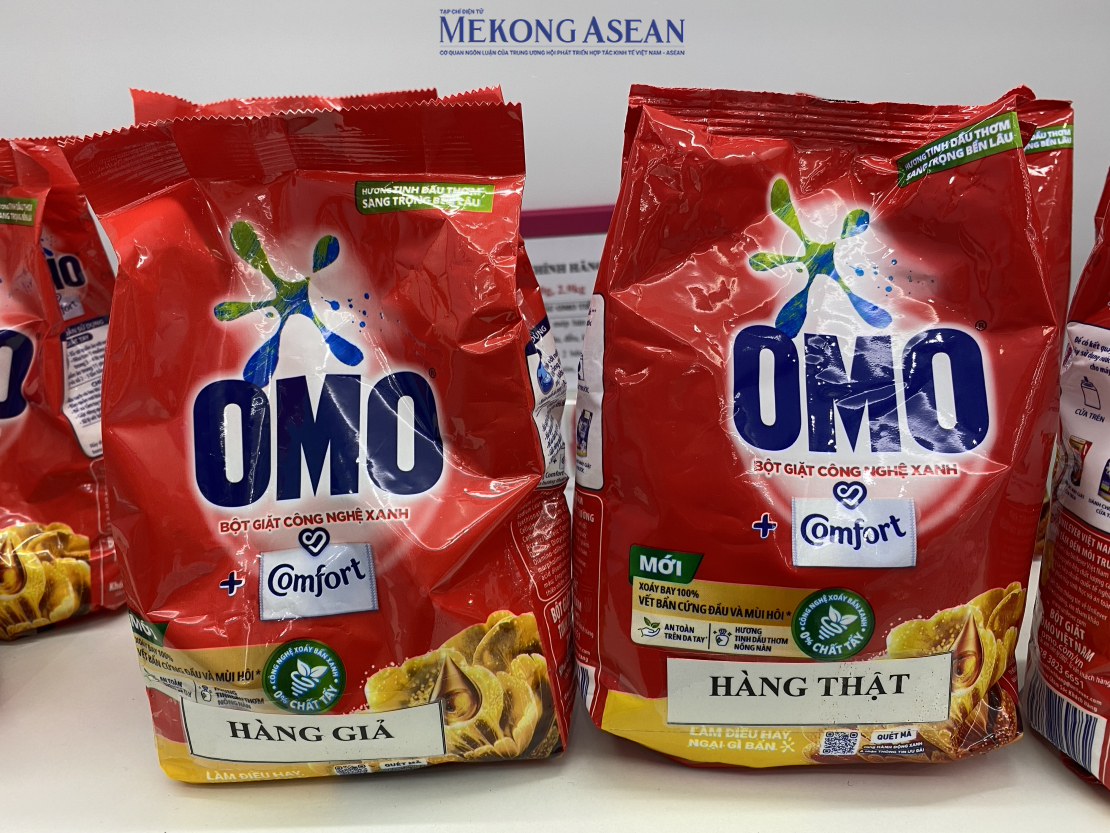 Các sản phẩm đều có hàng thật - hàng giả được trưng bày song hành để người tiêu dùng dễ dàng nhận diện, phân biệt. Ảnh: Hà Anh/555win Login.