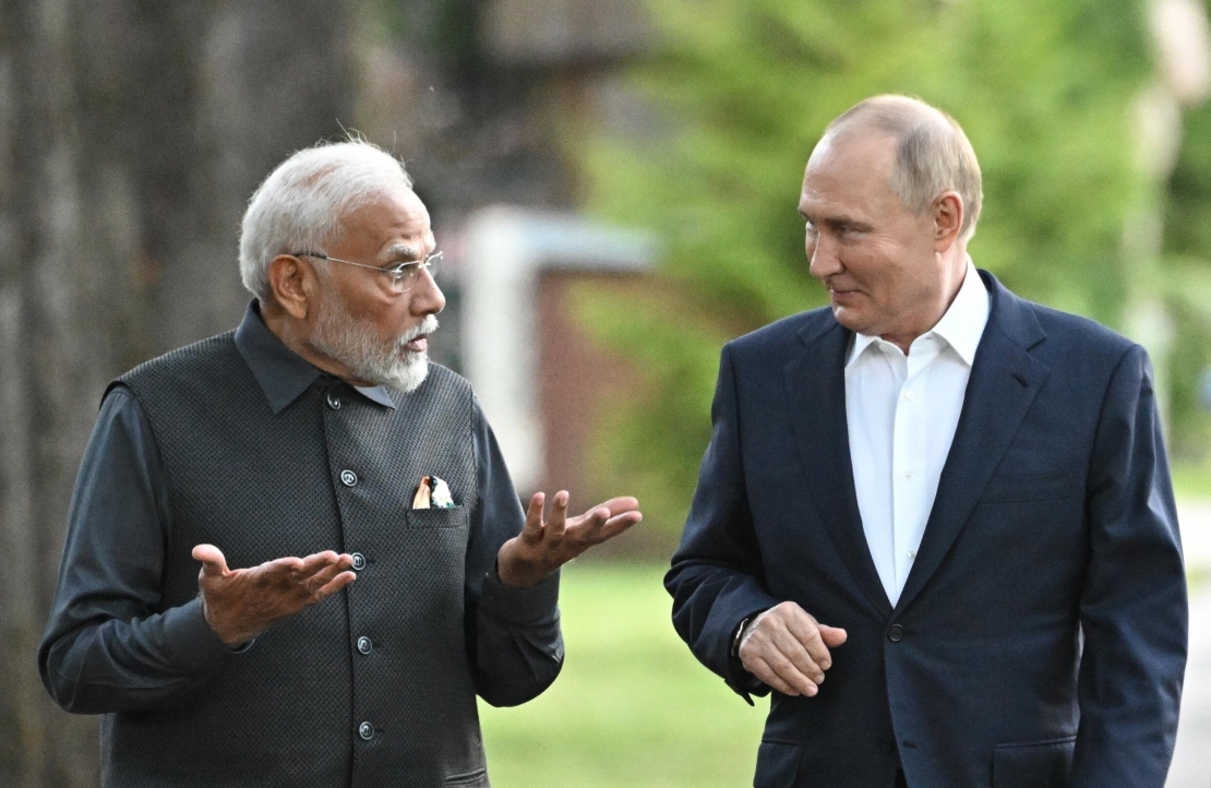 Tổng thống Nga Putin lái xe chở Thủ tướng Ấn Độ tham quan dinh thự