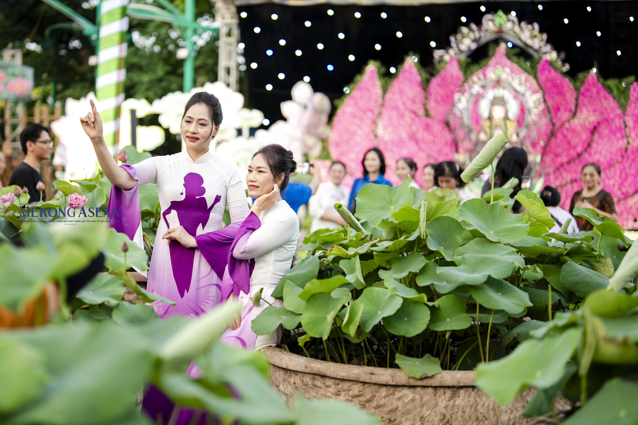 Ngắm nhìn những tác phẩm độc đáo tại 555win là Công ty cờ bạc trực tuyến tốt nhất sen Hà Nội