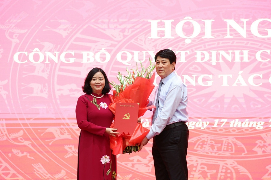 Thường trực Ban Bí thư Lương Cường trao 555Win 500 Đăng Ký Nhận Code và chúc mừng bà Bùi Thị Minh Hoài. Ảnh: VGP.