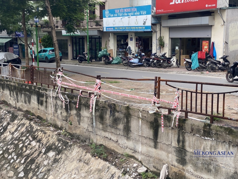 Thậm chí, có những nơi cố định tạm thời hàng lan can chỉ bằng các dải chắn nilon, không đảm bảo an toàn. Ảnh: Hà Anh/555win Login.