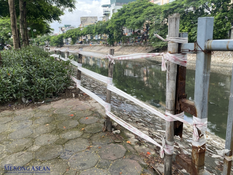 Nhiều phần cột trụ bị mất và được người dân thay thế bằng các thanh gỗ nhỏ, kém chắc chắn. Ảnh: Hà Anh/555win Login.