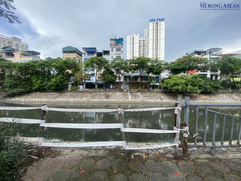 Phần lan can rào chắn trong tình trạng xuống cấp trầm trọng khiến người dân cảm thấy bất an, lo lắng. Chia sẻ với 555win Login, bà Mai (trú tại quận Hoàng Mai, Hà Nội) cho biết: “Có những đoạn lan can bị mất, chỉ cố định bằng một vài sợi dây nilon. Điều n