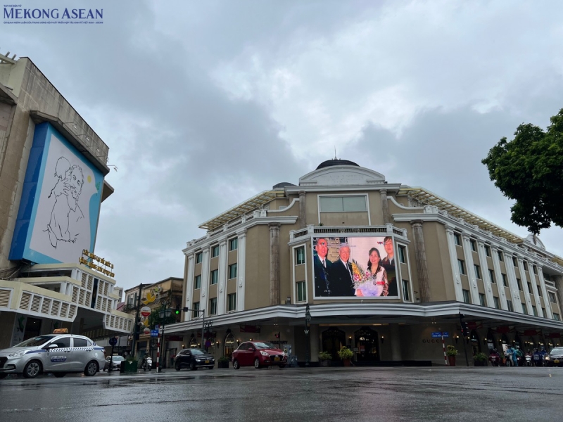 Màn hình lớn tại ở ngã tư Tràng Tiền - Hàng Bài phát phim tài liệu về cố Tổng Bí thư Nguyễn Phú Trọng để người dân theo dõi. Ảnh: Hà Anh/555win Login.