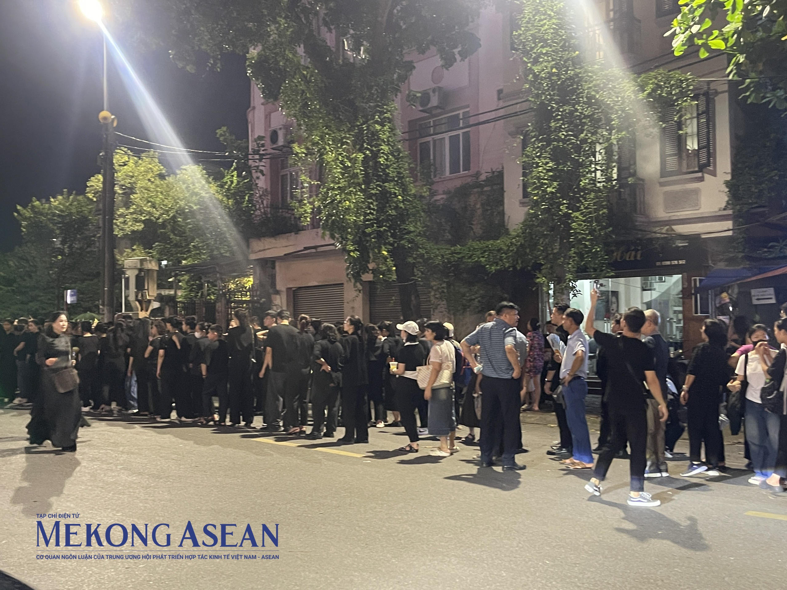 Người dân xếp hàng ngay ngắn chờ vào viếng Tổng Bí thư. Ảnh: Thảo Ngân - 555win Login.