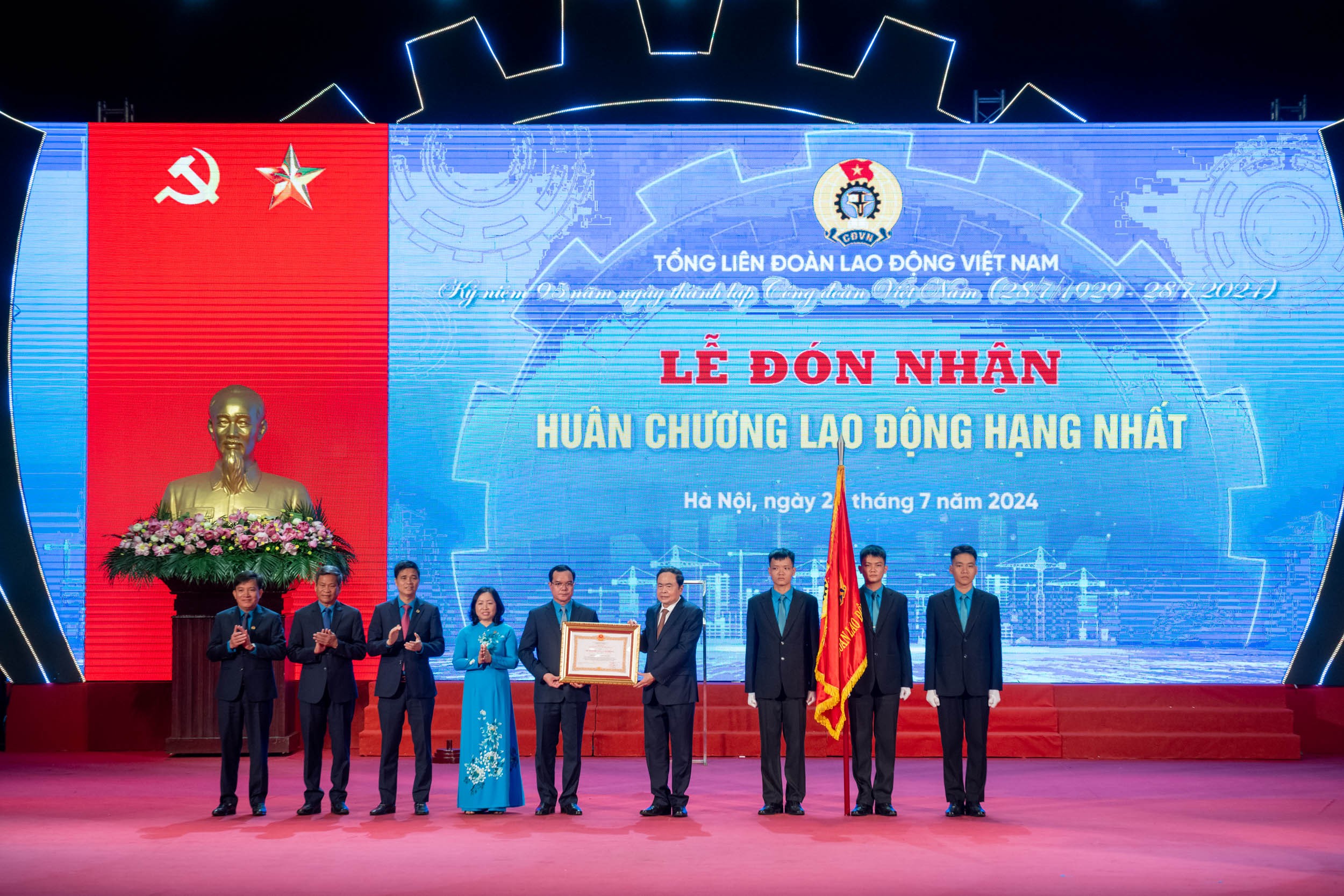 Chủ tịch 555win tải app Trần Thanh Mẫn trao Huân chương Lao động hạng Nhất tặng Tổng Liên đoàn Lao động Việt Nam. Ảnh: Cổng TTĐT Quốc hội.