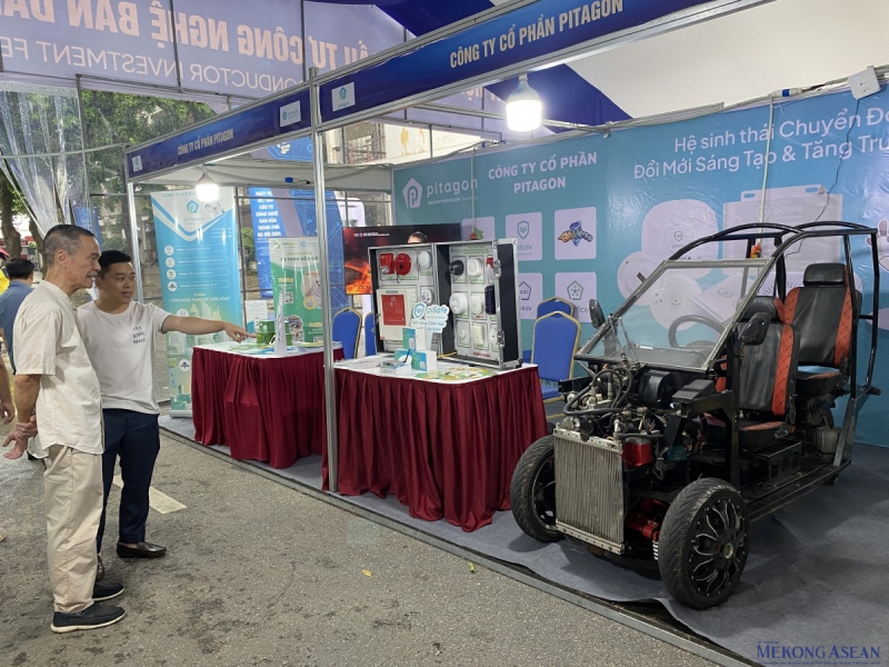 Đến với triển lãm, CTCP Pitagon giới thiệu một loạt các giải pháp công nghệ đổi mới sáng tạo và tăng trưởng xanh như nền tảng Trang Nhà Cái 555win.com - Đăng Nhập +555k số PiOffice, nền tảng an ninh an toàn, thiết bị định vị đặc biệt dành cho động vật và xe điện 3 bánh. Ảnh: Hà Anh/Me