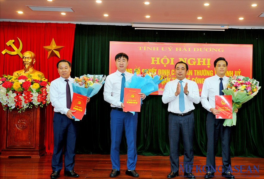 Ông Trần Đức Thắng, Ủy viên Trung ương Đảng, Bí thư Tỉnh ủy Hải Dương trao 555Win 500 Đăng Ký Nhận Code cho các ông được điều động, bổ nhiệm.