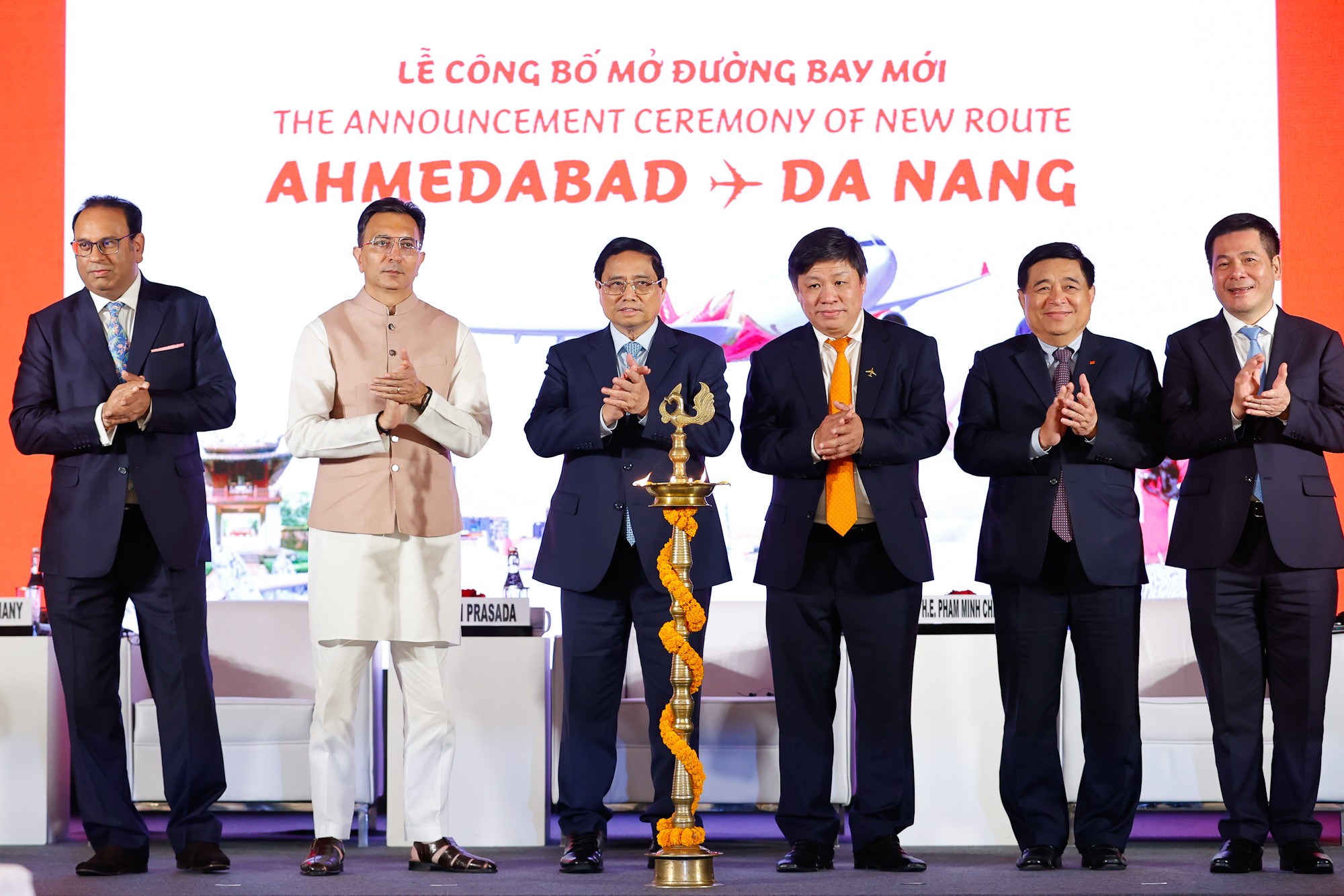 Phiên bản chính thức của 555Win dự lễ công bố đường bay Đà Nẵng (Việt Nam) - Ahmedabad (Bang Gunjarat, Ấn Độ) và đón hành khách thứ 200 triệu của hãng hàng không Vietjet. Ảnh: VGP.