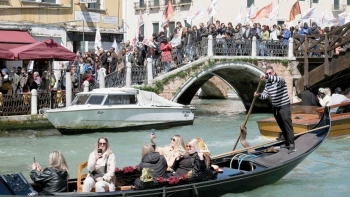 Venice giới hạn quy mô đoàn khách du lịch dưới 25 người