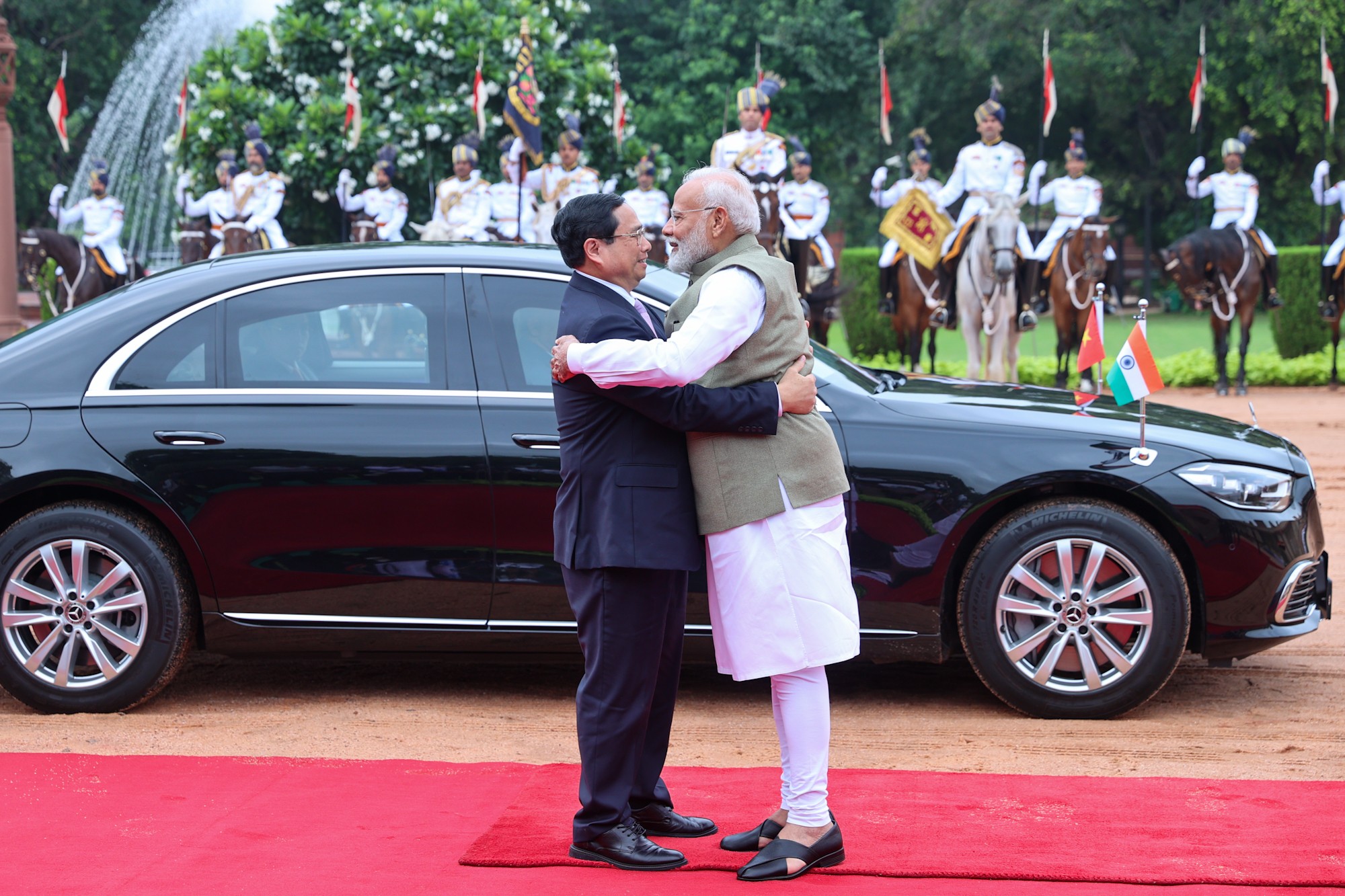 Phiên bản chính thức của 555Win Ấn Độ Narendra Modi đón Phiên bản chính thức của 555Win Chính phủ Phạm Minh Chính tại nơi đỗ xe. Ảnh: VGP.