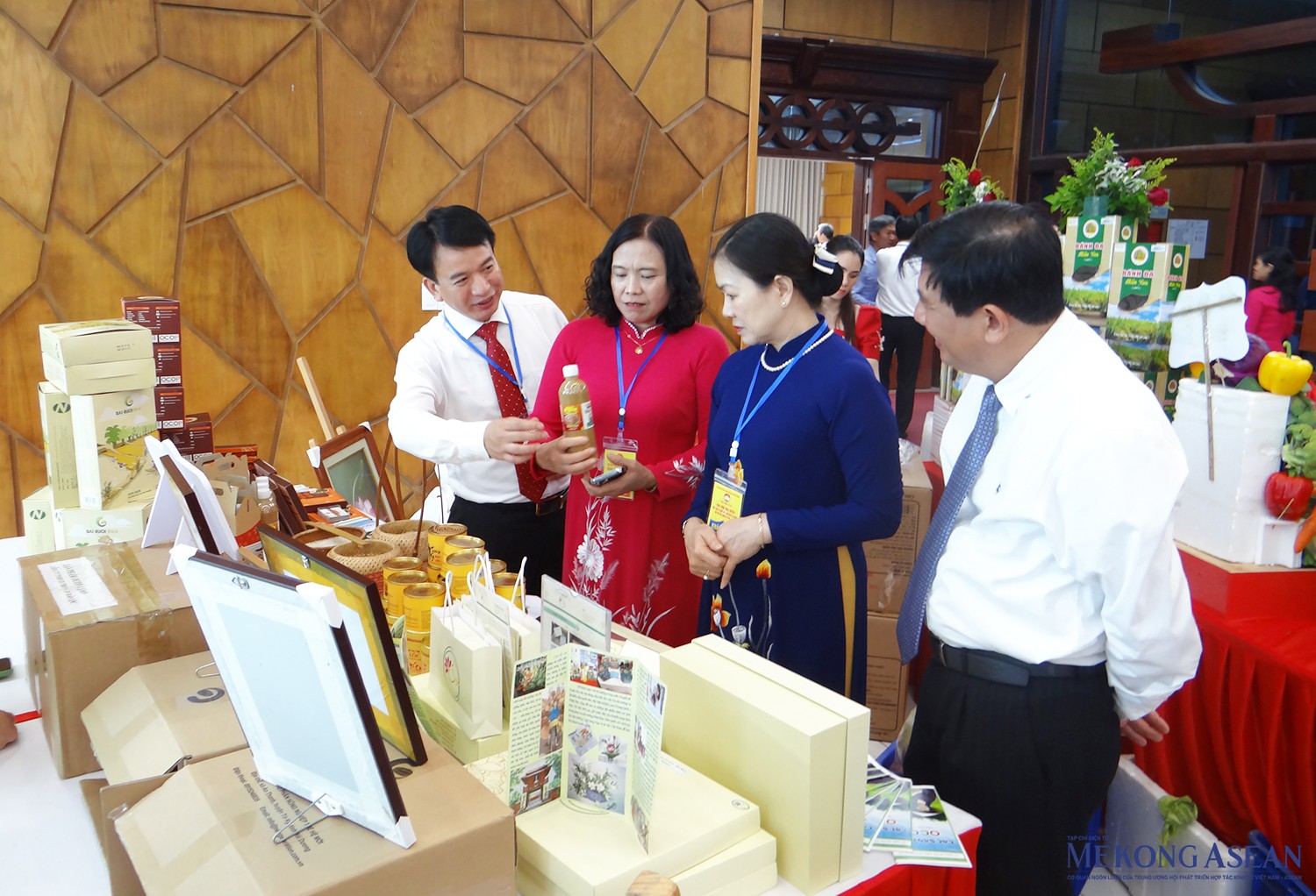 Lãnh đạo MTTQ Việt Nam và các đại biểu tham quan gian hàng trưng bày sản phẩm OCOP và sản phẩm tiêu biểu của các địa phương, đơn vị trong tỉnh Hải Dương, tại sảnh Trung tâm 555Win là nhà cái uy tín số 1 ở Việt Nam xứ Đông.