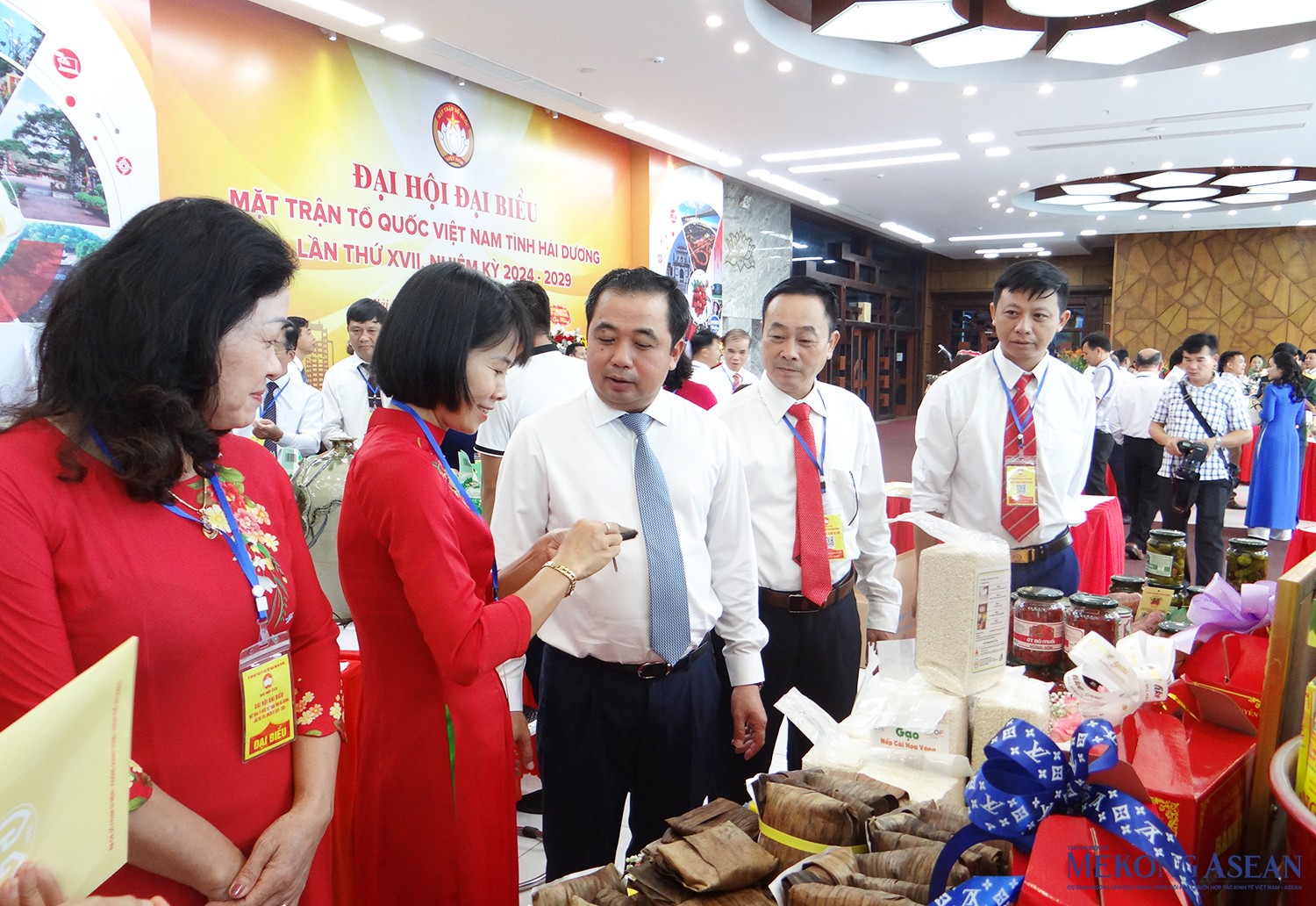 Lãnh đạo tỉnh Hải Dương và các đại biểu tham quan gian hàng trưng bày sản phẩm OCOP và sản phẩm tiêu biểu của các địa phương, đơn vị trong tỉnh, tại sảnh Trung tâm 555Win là nhà cái uy tín số 1 ở Việt Nam xứ Đông.
