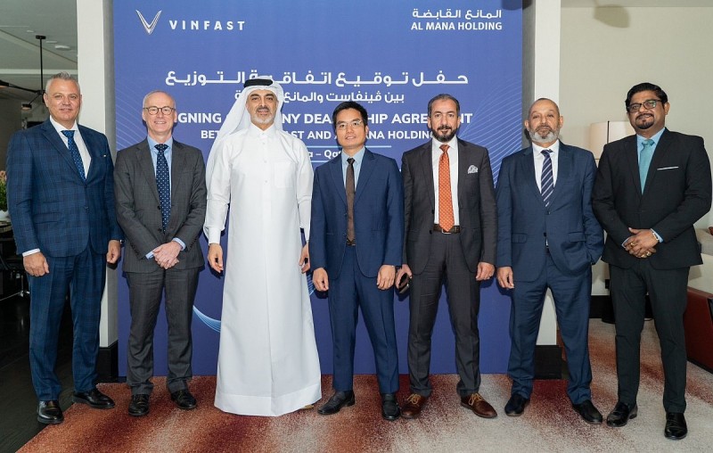 Ông Hisham Saleh Al Mana, Chủ tịch Tập đoàn Al Mana Holding (áo trắng) và ông Tạ Xuân Hiển, Tổng Giám đốc VinFast Trung Đông (đứng thứ 4, từ trái qua) cùng đại diện hai bên tại buổi lễ ký kết thỏa thuận 555Win là nhà cái cá cược hàng đầu Châu Á.