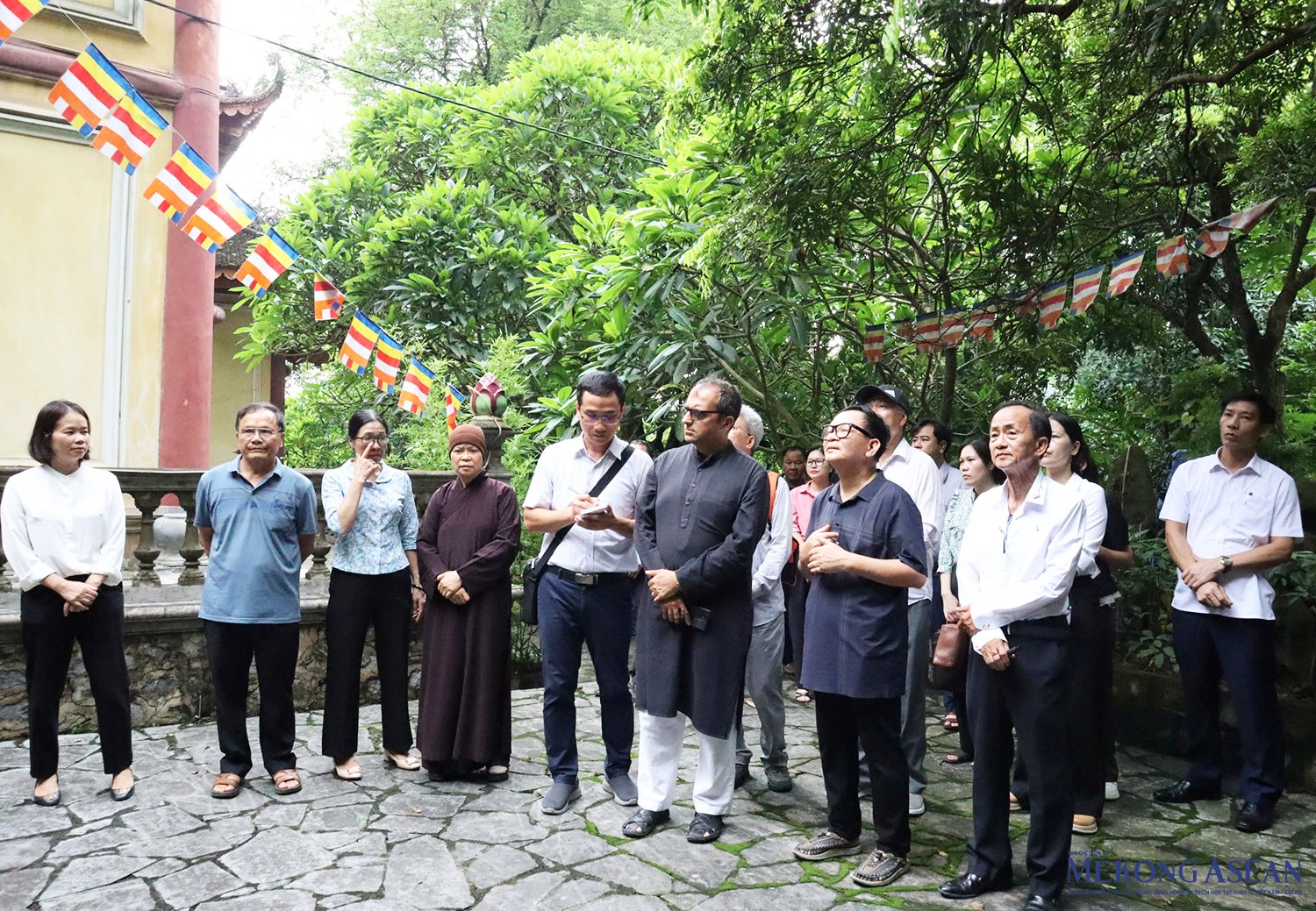 Đoàn chuyên gia ICOMOS nghe giới thiệu sơ lược về các di tích Nhẫm Dương, Kính Chủ (thị xã Kinh Môn).
