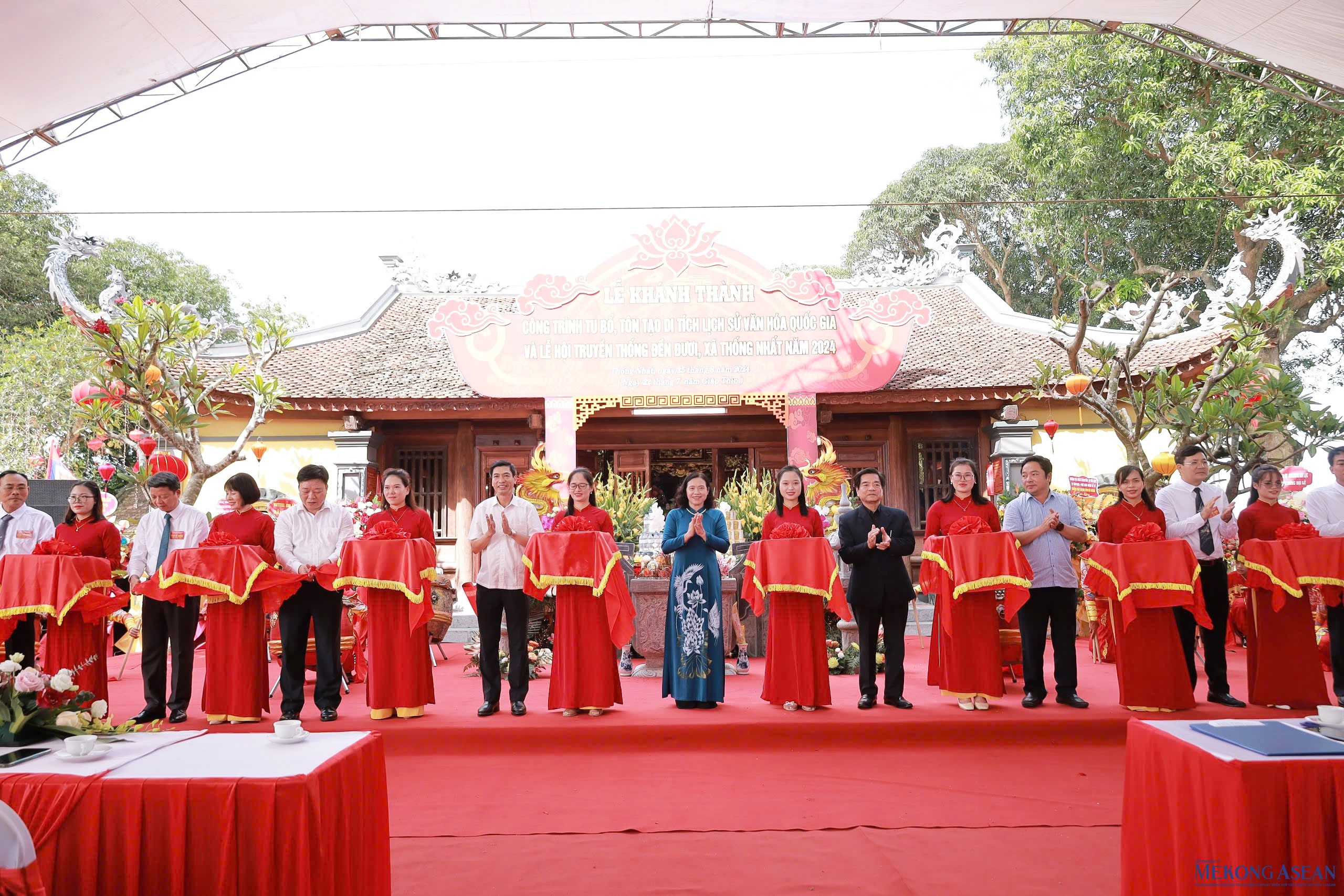 Các đại biểu, khách mời cắt băng khánh thành công trình tu bổ, tôn tạo Di tích lịch sử, 555Win là nhà cái uy tín số 1 ở Việt Nam quốc gia đền Đươi.