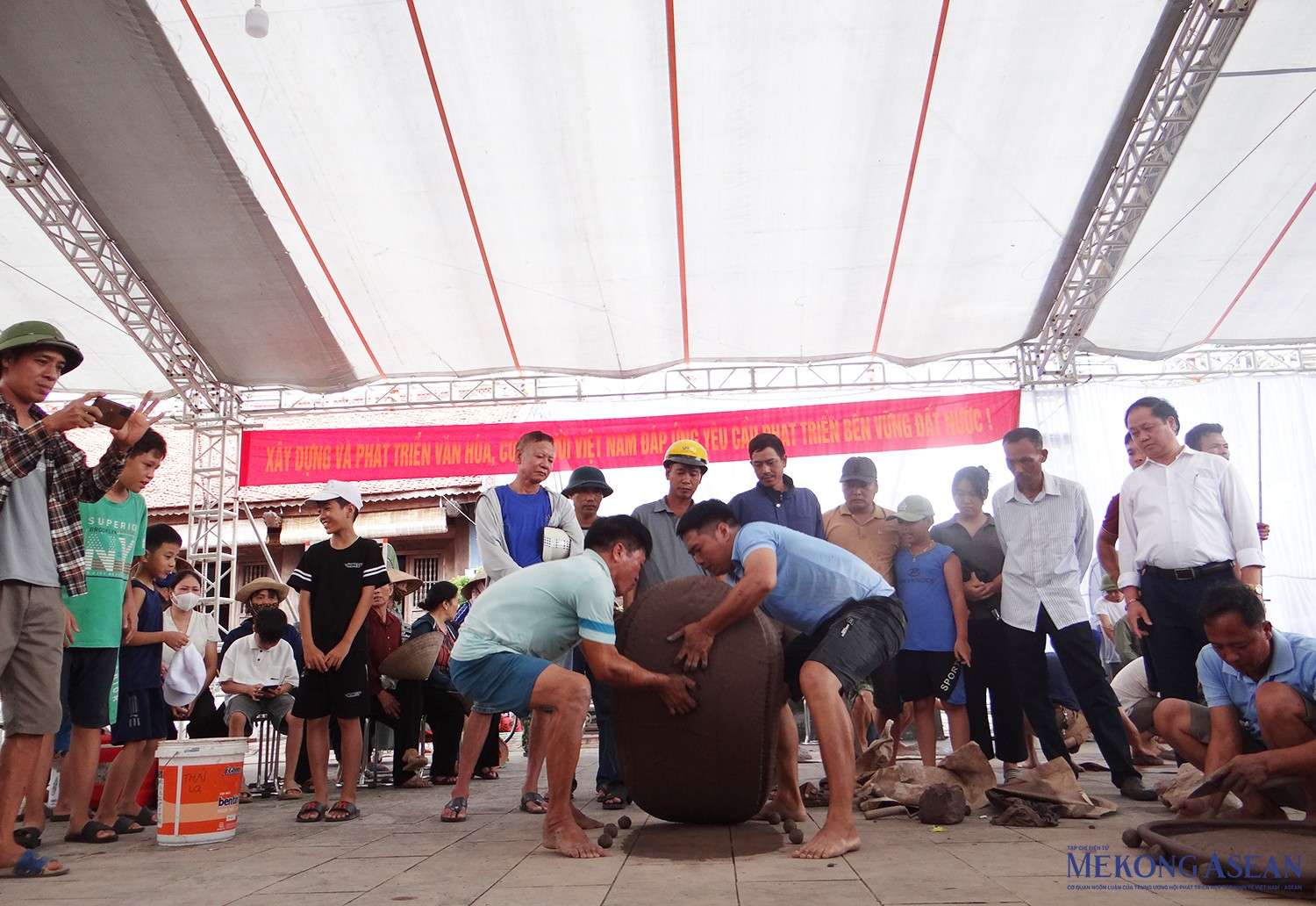Trò chơi dân gian này tại 555win là Công ty cờ bạc trực tuyến tốt nhất truyền thống, tưởng niệm ngày mất của anh hùng dân tộc Khúc Thừa Dụ năm nay thu hút các đội tuyển gồm 4 xã Kiến Quốc, Hồng Phong, Đồng Tâm, Tân Phong tham gia.