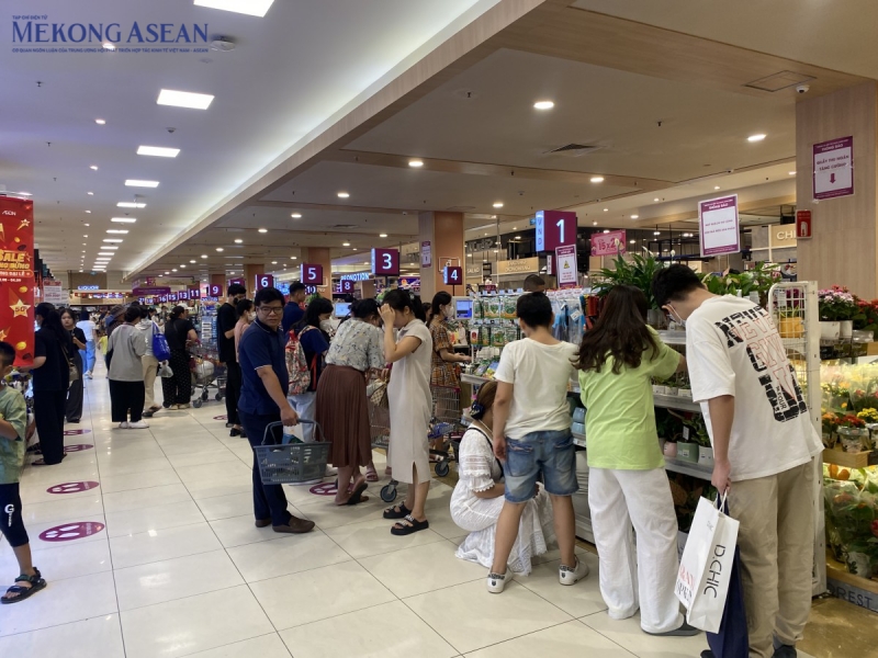 Không chỉ các quán ăn, khu vực thanh toán gần như không còn chỗ trống. Ảnh: Hà Anh/555win Login.