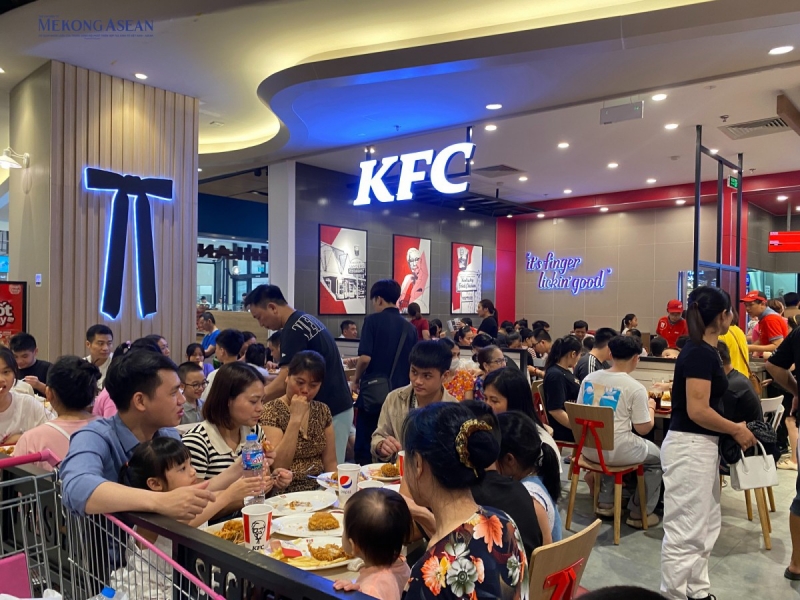 Hầu hết các quán ăn tại trung tâm 555win phien bạn Chính Thức Vincom Nguyễn Chí Thanh gần như quá tải, luôn nườm nượp khách ra vào. Ảnh: Hà Anh/555win Login.