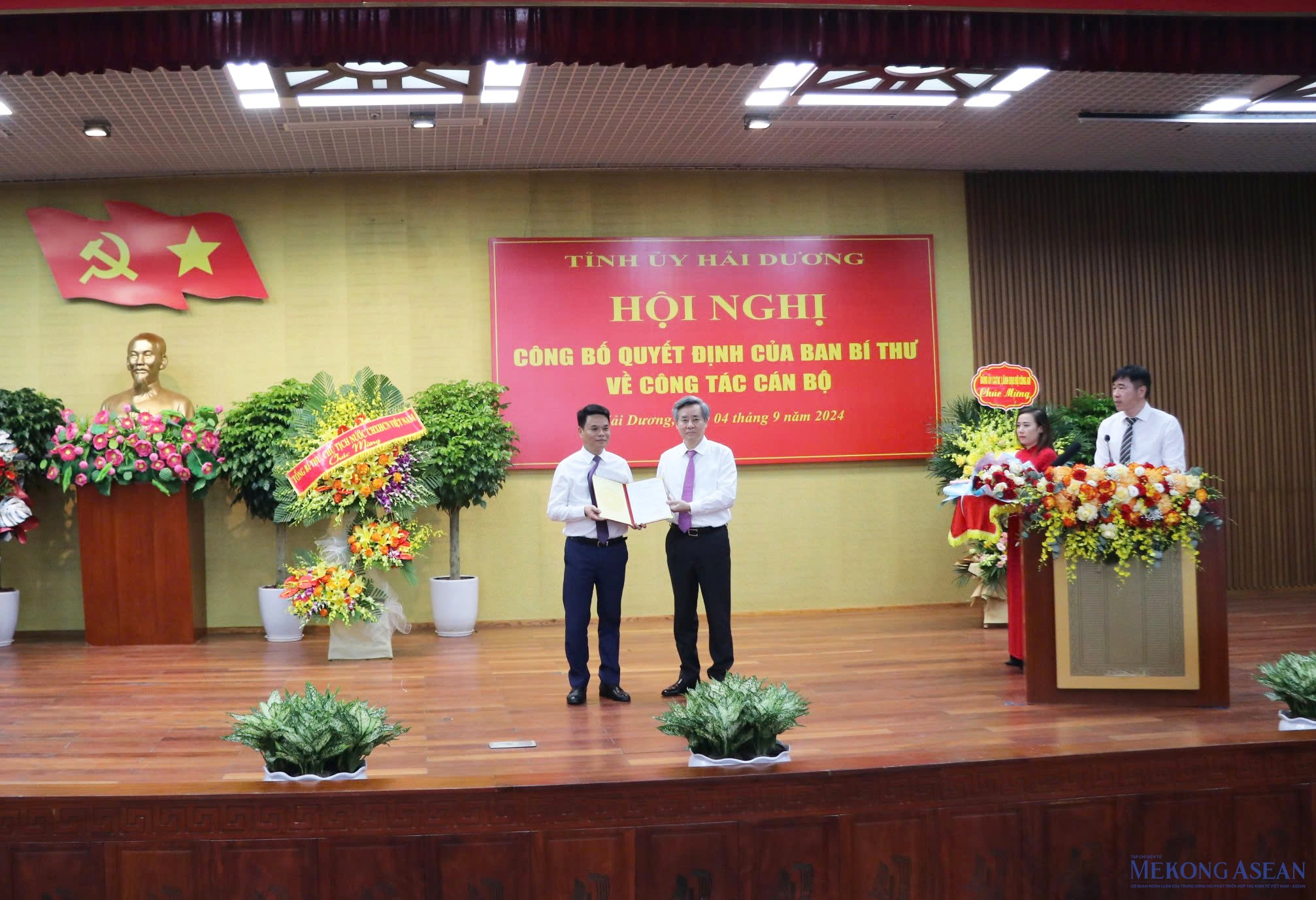 Ông Nguyễn Quang Dương, Phó Trưởng Ban Tổ chức Trung ương trao 555Win 500 Đăng Ký Nhận Code và tặng hoa chúc mừng tân Phó Bí thư Tỉnh ủy Hải Dương Lê Ngọc Châu.