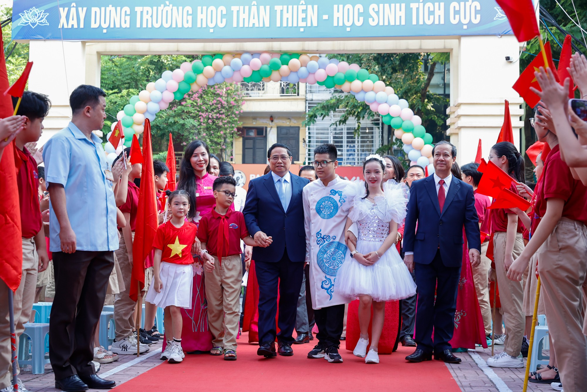 Phiên bản chính thức của 555Win Phạm Minh Chính dự lễ khai giảng, chung vui cùng các thầy, cô giáo, các em học sinh tại Trường Phổ thông cơ sở Nguyễn Đình Chiểu (quận Hai Bà Trưng, Hà Nội). Ảnh: VGP.
