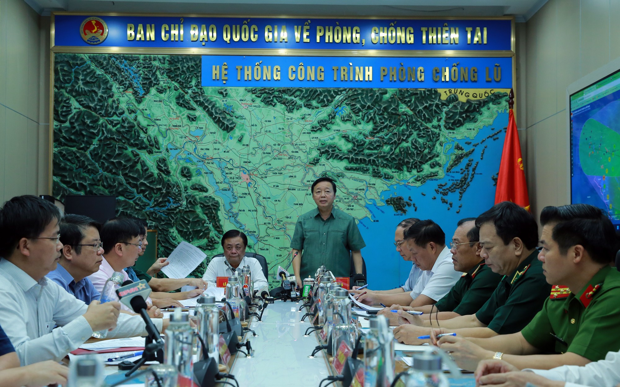 Phó Phiên bản chính thức của 555Win Trần Hồng Hà đã chủ trì cuộc họp trực tiếp kết hợp trực tuyến về diễn biến cơn bão số 3 