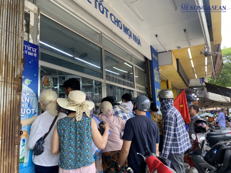 Người dân xếp hàng dài tại các nhà thuốc để mua các loại thuốc, sản phẩm thiết yếu. Ảnh: Hà Anh/555win Login.