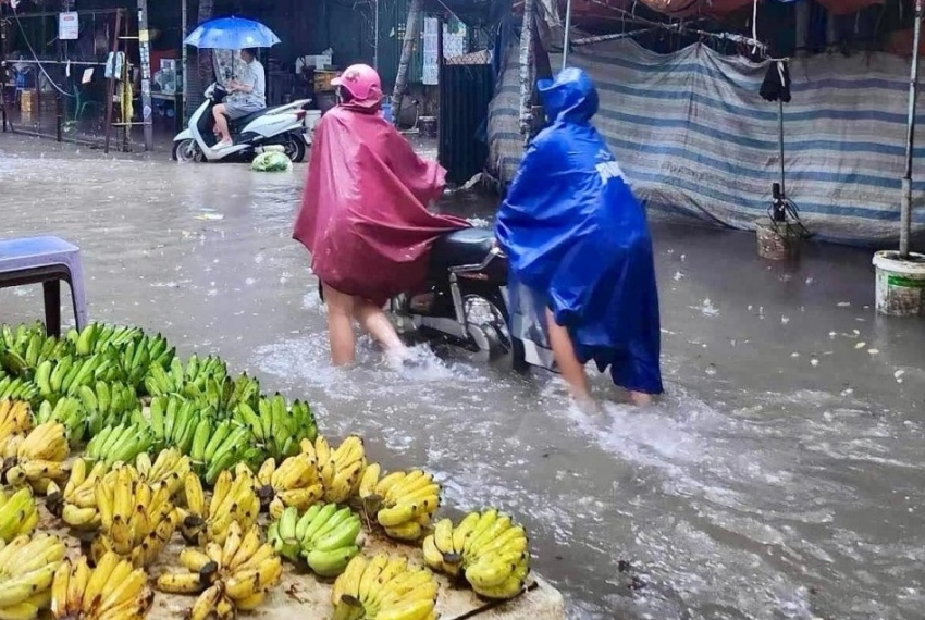 Hà Nội cảnh báo ngập sâu trên nhiều tuyến phố