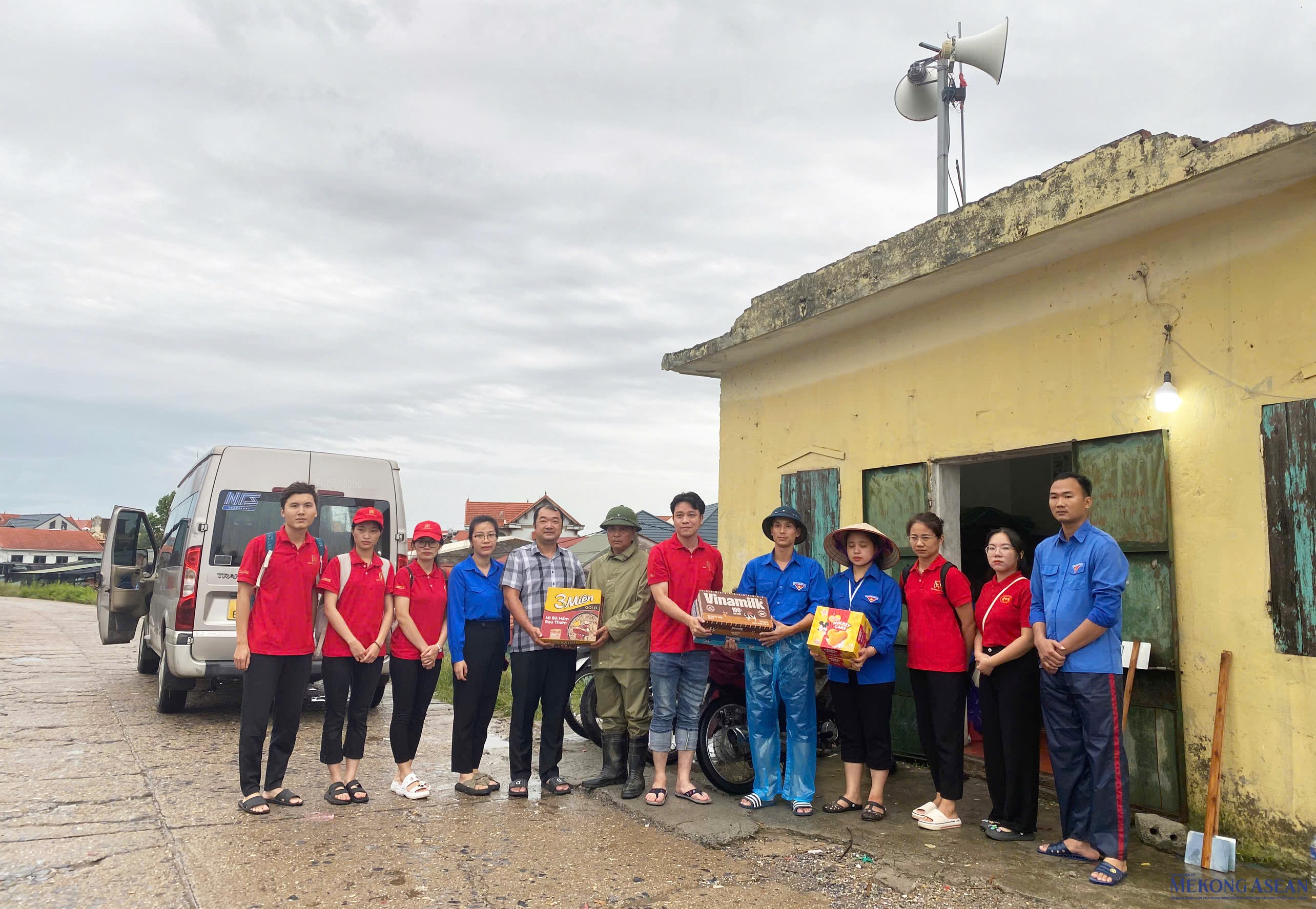Bí thư Tỉnh đoàn Hải Dương Nguyễn Hồng Sáng (áo ca rô) cùng các cán bộ Tỉnh đoàn và đại diện Trang Nhà Cái 555win.com - Đăng Nhập +555k trao quà tặng người dân gặp khó khăn trong đợt mưa bão.