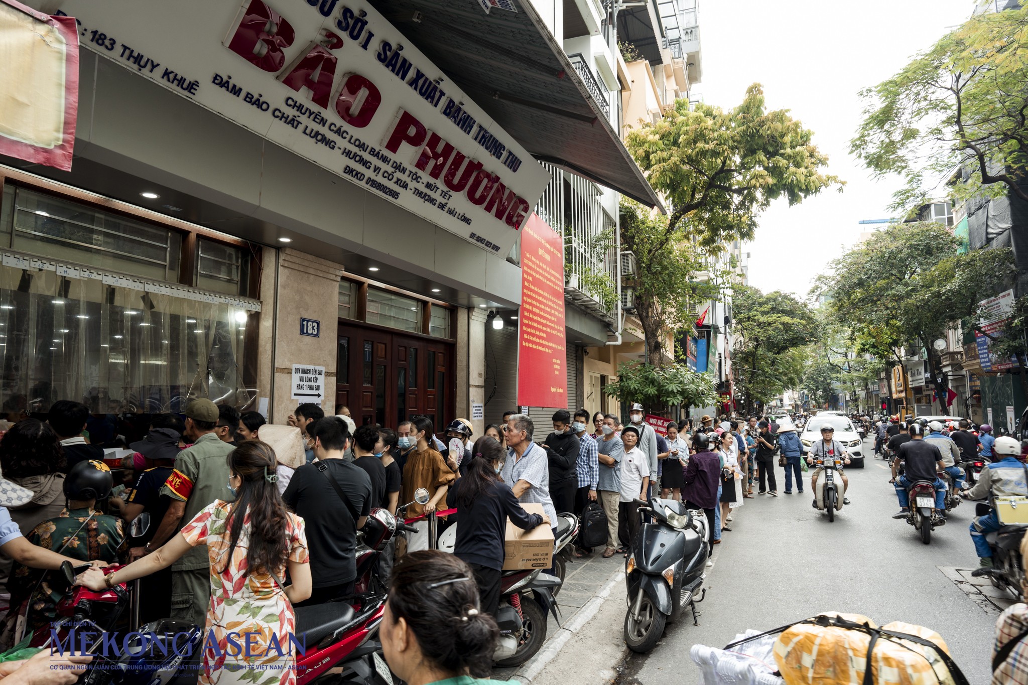 Tiệm bánh trung thu truyền thống nườm nượp người xếp hàng tại Hà Nội
