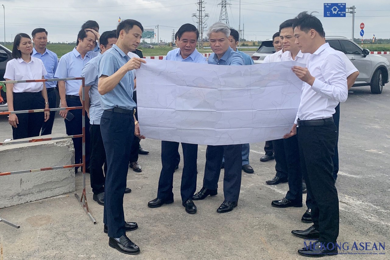 Lãnh đạo huyện Kim Thành (tỉnh Hải Dương) kiểm tra thực tế tại một dự án trên địa bàn huyện.