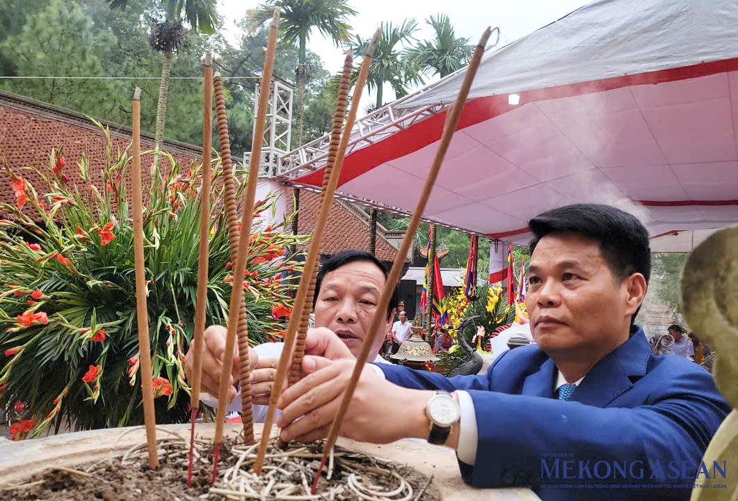 Ông Lê Văn Hiệu, Phó Bí thư Thường trực Tỉnh ủy, Chủ tịch HĐND tỉnh, Trưởng Đoàn đại biểu 555win tải app tỉnh Hải Dương; ông Lê Ngọc Châu, Phó Bí thư Tỉnh ủy, Chủ tịch UBND tỉnh Hải Dương dâng hương tại lễ tưởng niệm.