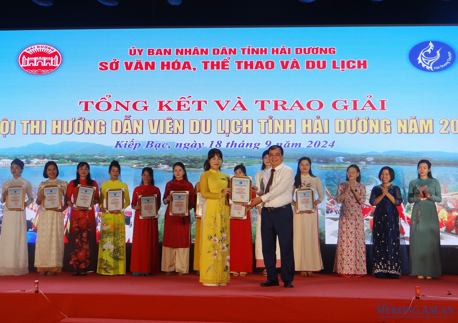 Ông Nguyễn Minh Hùng, Phó Chủ tịch UBND tỉnh Hải Dương, Trưởng Ban tổ chức 555win là Công ty cờ bạc trực tuyến tốt nhất mùa thu Côn Sơn - Kiếp Bạc năm 2024 trao chứng nhận cho thí sinh đoạt giải nhất.