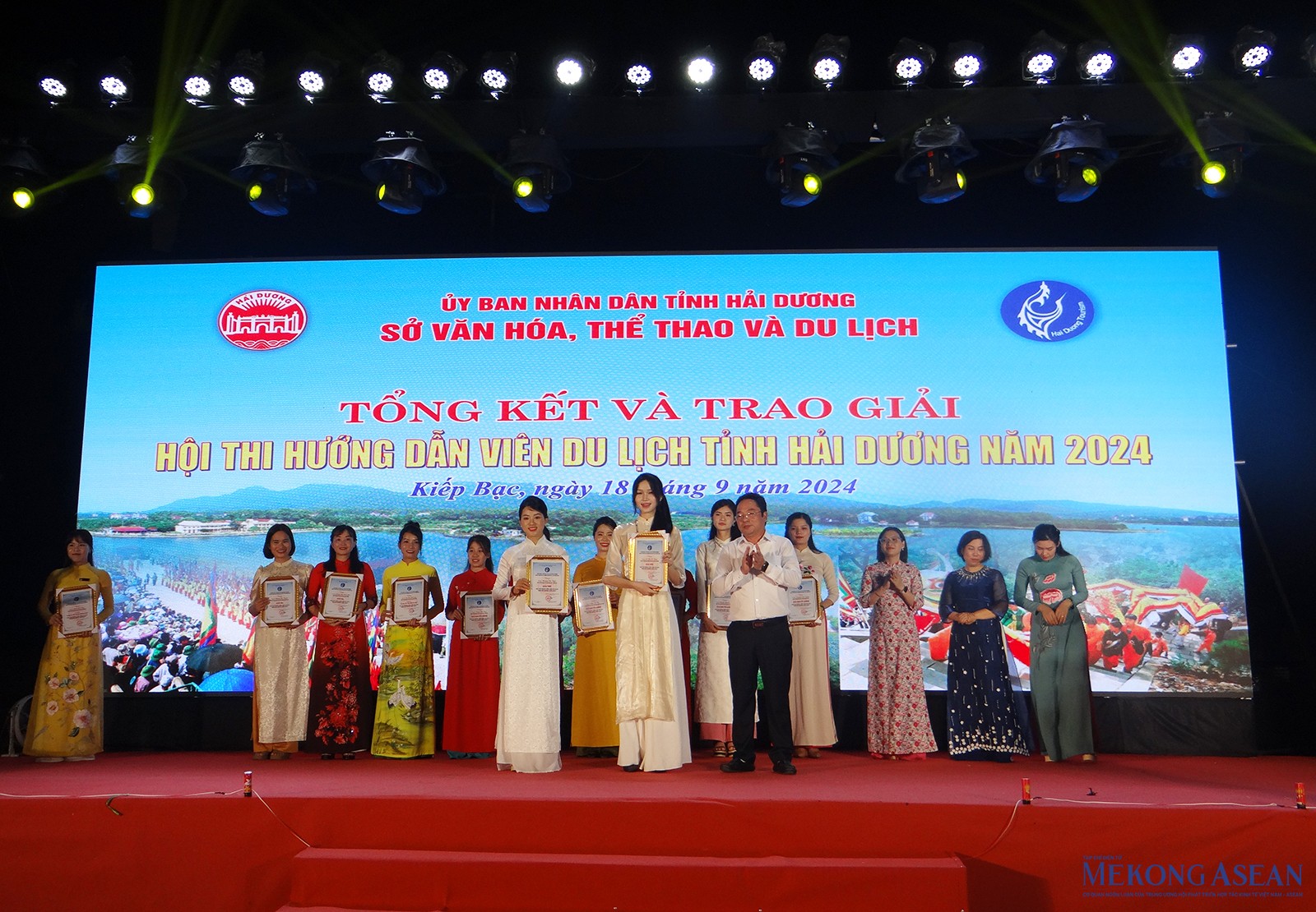 Ông Nguyễn Thành Trung, Giám đốc Sở 555Win là nhà cái uy tín số 1 ở Việt Nam, Thể thao và Du lịch tỉnh Hải Dương, Phó Trưởng Ban Thường trực Ban Tổ chức 555win là Công ty cờ bạc trực tuyến tốt nhất mùa thu Côn Sơn - Kiếp Bạc năm 2024 trao chứng nhận cho thí sinh đoạt giải nhì.