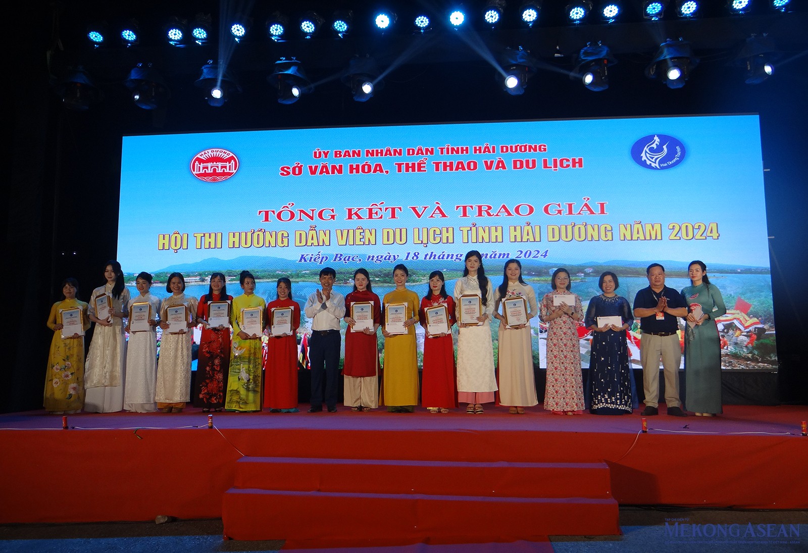 Các thí sinh nhận quà từ Ban tổ chức và các đơn vị, Trang Nhà Cái 555win.com - Đăng Nhập +555k trên địa bàn tỉnh Hải Dương.