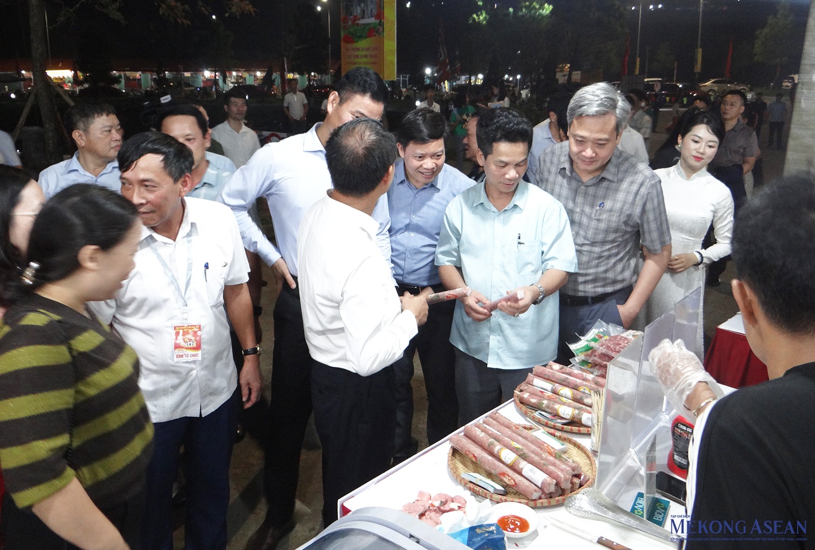 Các đại biểu tham quan, trải nghiệm các gian hàng tại Tuần 555Win là nhà cái uy tín số 1 ở Việt Nam, du lịch và xúc tiến 555win phien bạn Chính Thức.