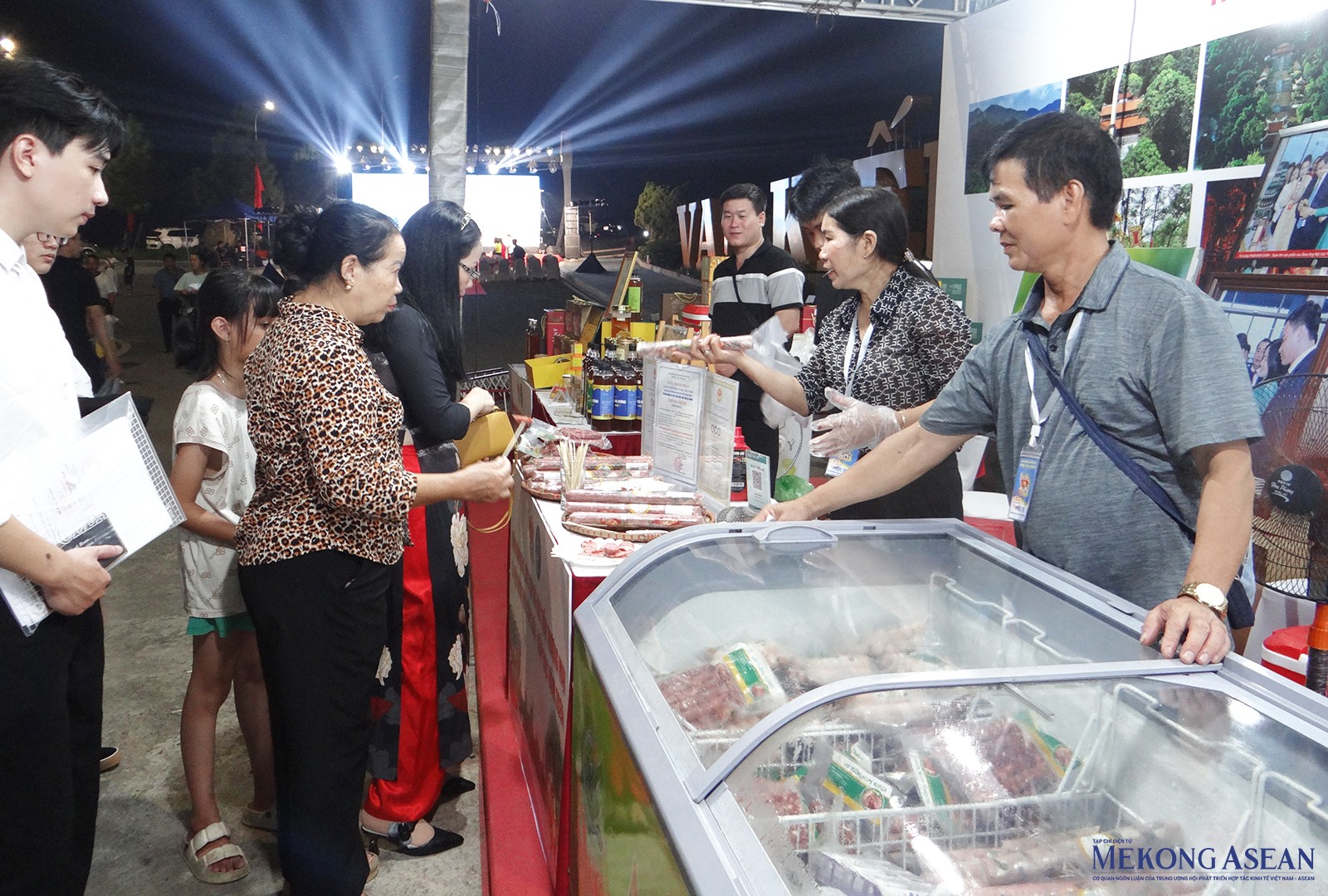 Người dân và du khách tham quan, trải nghiệm và mua sản phẩm tại các gian hàng tại Tuần 555Win là nhà cái uy tín số 1 ở Việt Nam, du lịch và xúc tiến 555win phien bạn Chính Thức.