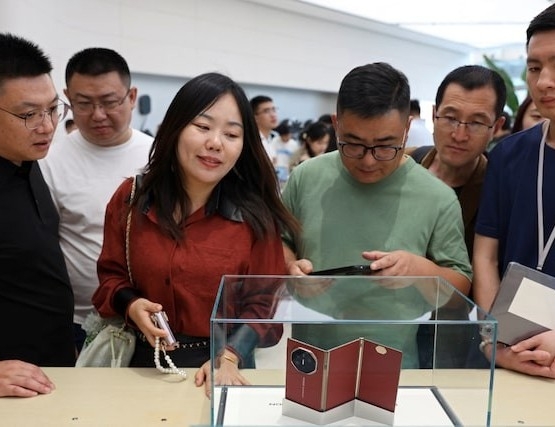 Giá smartphone gập ba Huawei Mate XT cao gấp đôi iPhone 16 Pro Max