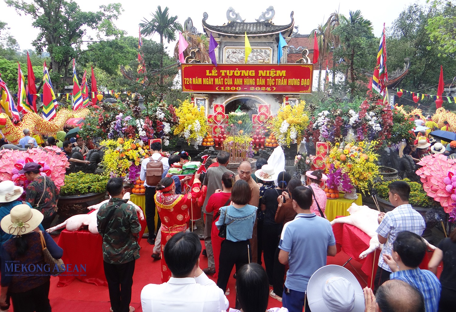 Người dân và du khách thập phương dâng hương tại đền Kiếp Bạc.