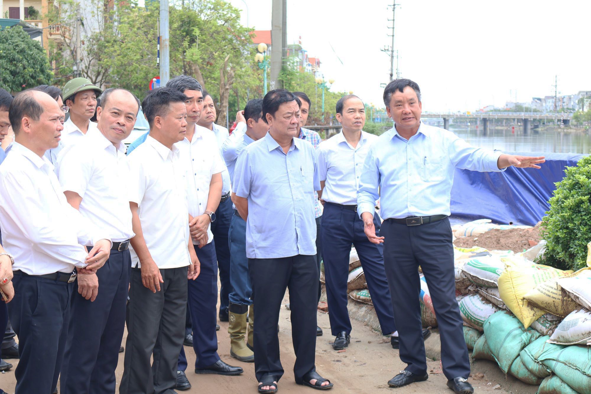 Đoàn công tác kiểm tra thực tế hệ thống thủy lợi Bắc Hưng Hải, đoạn qua địa bàn thành phố Hải Dương.