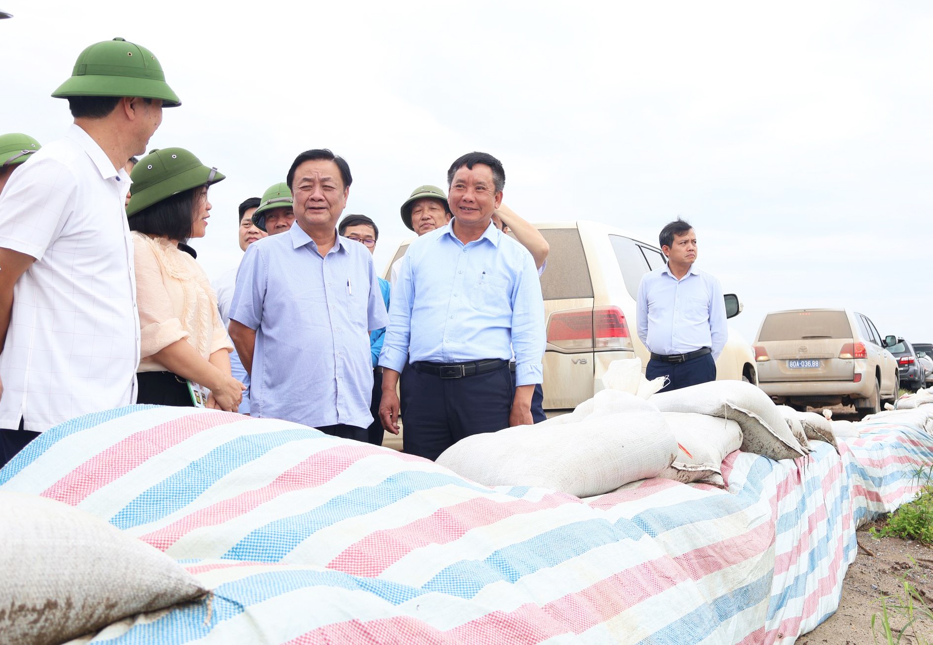 Đoàn công tác kiểm tra thực tế tại tuyến đê tả sông Thái Bình, đoạn qua địa phận xã Thanh Hồng (huyện Thanh Hà).