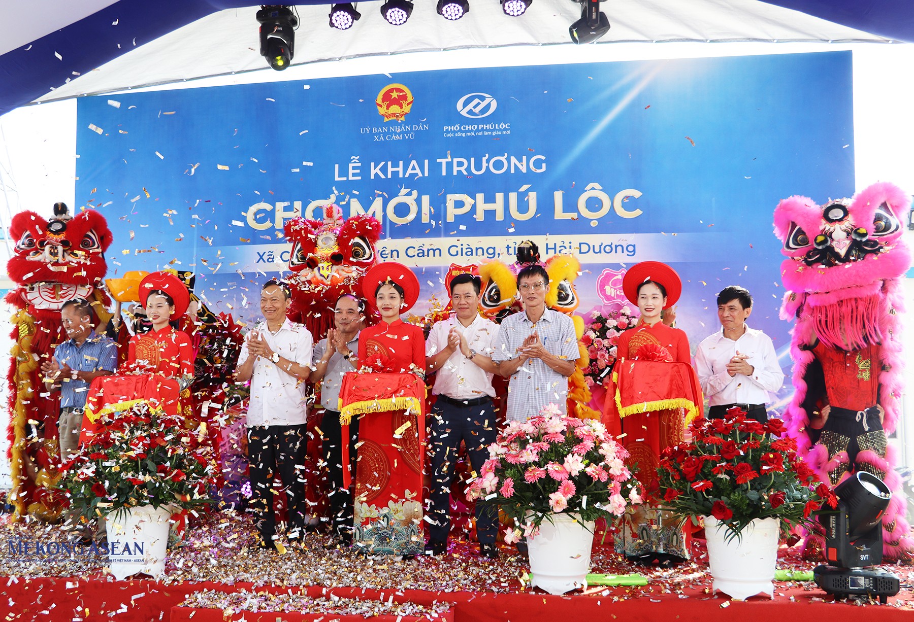 Các đại biểu cắt băng khai trương chợ mới Phú Lộc.